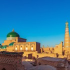 The Pakhlavan Mahmud Mausoleum, with its unmistakable turquoise dome, invites visitors to discover Khiva’s most sacred site, amid precious majolica tiles and memories of the khans.