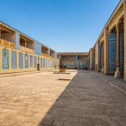 The Tash-Khauli Palace, residence of the khans of Khiva, enchants with its courtyards, carved wooden columns and precious blue majolica tiles, a masterpiece of 19th-century Uzbek architecture.
