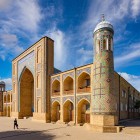 The Kukeldash Madrasa, in the historic heart of Tashkent, welcomes visitors with its monumental pishtaq, arched loggias and blue majolica tiles, a legacy of Shaybanid architecture.