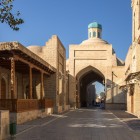 During the walking tour, Toki Sarrafon appears among brick portals and shops: a fascinating passage through Bukhara’s ancient money changers’ quarter.
