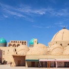 The Tim Abdulla Khan leads visitors into the Bukhara of ancient merchants: beneath its domes, silks and carpets still evoke trade along the legendary Silk Road.