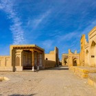 Among porticoes, pools and brick mausoleums, the Chor Bakr Necropolis reveals its silent courtyards, guardians of Bukhara’s memory and spirituality.