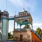 The pavilion-belvedere of Sitorai Mokhi Khosa Palace, beside the harem, combines wooden loggias, turquoise arches and a tower, evoking the summer life of Bukhara’s last emir.