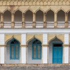 The façade of the Sitorai Mokhi Khosa Palace combines arched loggias, columns and turquoise frames, blending Eastern style with European taste in the emir’s residence.