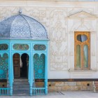 The exit of Sitorai Mokhi Khosa Palace combines turquoise wooden pillars, a metal dome and floral stucco, a refined encounter between Uzbek art and European taste.