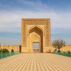 The Rabat-i Malik portal, adorned with carved terracotta, preserves the memory of the ancient caravanserai that welcomed merchants and caravans along the Silk Road.