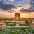 Among the ruins of Rabat-i Malik, the portal recalls the caravans of the Silk Road; the nearby sardoba stored the water needed by travelling merchants, travellers and animals.