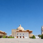 In Gijduvan, the Al Gijduvani Complex welcomes travellers amid domes, wooden porticoes and gardens, preserving the memory of the Sufi master along the ancient Silk Road.