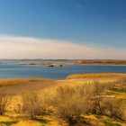 In the Kyzylkum Desert, Lake Aydar surprises visitors with its calm waters, sandy shores and wild vegetation: an unexpected oasis in the heart of Uzbekistan.