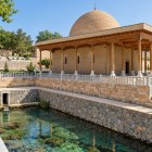 In Nurata, the Juma Mosque overlooks the sacred Chashma spring: its large dome and wooden portico reflect the spirituality of this ancient pilgrimage site.