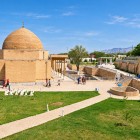 In Nurata, the Chashma Complex brings together the Juma Mosque, the sacred spring and peaceful gardens: a pilgrimage site reflecting Uzbekistan’s spirituality.