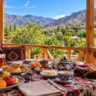 The day begins in peaceful Ukhum. After breakfast at the guesthouse, it is time to set off on foot and discover the rural landscapes of the Nuratau Mountains.