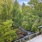 Beside the Ukhum guesthouse, the stream flows among stones and fruit trees. From the terrace, travelers rediscover the peaceful, unhurried rhythm of the Nuratau Mountains.