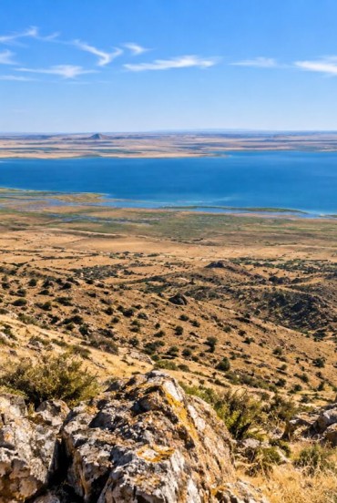 From above, Lake Aydarkul appears as a surprising expanse of water beside the Kyzylkum. Its contrast with the arid mountains makes the view unforgettable.