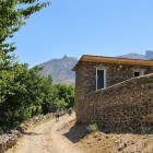 Walking through Ukhum along unpaved paths between stone houses and walls, travelers discover the village’s simple architecture at the foot of the Nuratau Mountains.