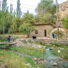 In the Nuratau Mountains, near Asraf, the trail follows a stream past an ancient watermill: a rural landscape revealing the authentic life of Uzbek villages.