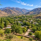The trail crosses the Ukhum Hayat area, where dirt paths and ancient rural settlements reveal a way of life still deeply connected to the mountains.