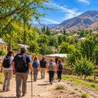 Leaving the houses of Ukhum behind, the trail enters the valley. A 7 km walk begins among small fields, trees and mountains still far from mass tourism.