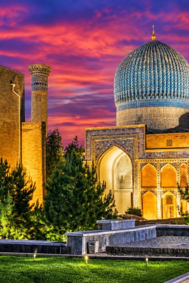 A panoramic view reveals the turquoise dome, decorated portals and towers of the Gur-e Amir, distinctive elements of Samarkand's Timurid architecture.