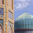 The visit offers a closer look at majolica tiles, mosaics and geometric motifs, a decorative richness that expressed the prestige of Timurid architecture.
