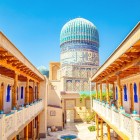 Approaching the mosque, the great turquoise dome comes into view, decorated with geometric motifs and calligraphic bands reflecting the refinement of Timurid architecture.
