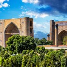 Approaching the mosque, the great turquoise dome comes into view, decorated with geometric motifs and calligraphic bands reflecting the refinement of Timurid architecture.