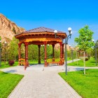 The visit continues through the peaceful gardens of the complex, among trees, paths and pavilions: an intimate setting that highlights the spiritual character of the site.