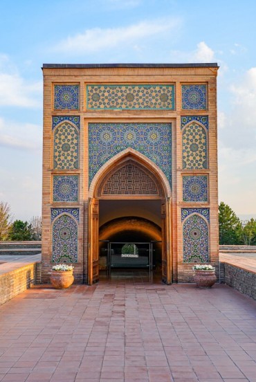 The decorated portal leads to the preserved section of the astronomical instrument: beyond the entrance, the path descends towards what remains of the monumental structure built in the 15th century.