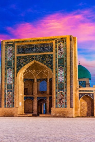 The discovery of the old city begins at the Khast-Imam Complex, the religious heart of Tashkent, characterized by monumental portals and unmistakable turquoise domes.