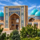 Continuing among the buildings of Khast-Imam, a new perspective brings together portals, turquoise domes and gardens in Tashkent’s main religious centre.