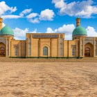 Approaching Khast-Imam, the grand portal introduces the religious buildings of the complex, with geometric decorations, majolica tiles and architecture rooted in Islamic tradition.