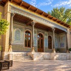The visit continues at the Museum of Applied Arts of Tashkent, housed in a richly decorated building where majolica tiles and carvings anticipate the collections preserved inside.