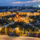 The tour leaves the old city and reaches Amir Temur Square, one of Tashkent’s central spaces, surrounded by avenues, gardens and representative buildings of the capital.