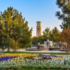 The visit continues through Amir Temur Square, where flower beds, trees and carefully maintained avenues accompany the discovery of Tashkent’s modern and green character.