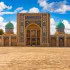 The Barak-Khan Madrasa stands out for its decorated portal and turquoise domes, testimony to the religious heritage preserved in Tashkent’s old city.