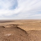 Along the route, the expanses of the Kyzylkum Desert recall the landscapes crossed for centuries by caravans travelling between the great trading cities of the Uzbek Silk Road.