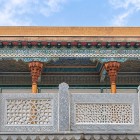 Along the portico, the visit focuses on carved wooden columns, painted ceilings and perforated stone balustrades, all expressions of Bukhara’s craftsmanship.