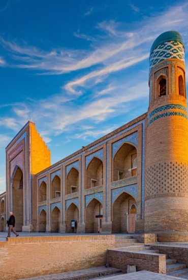 Kalta Minor appears with its unusual unfinished structure: a minaret covered in turquoise tiles that has become Khiva’s most recognisable symbol.