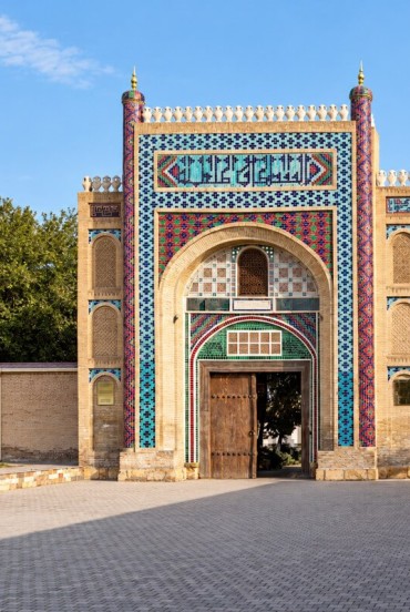 After arriving in Bukhara, the tour reaches Sitorai Mokhi-Khosa, where the monumental portal, decorated with polychrome tiles, leads into the last emir’s summer residence.