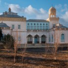 Continuing through the garden, one of the complex’s residences comes into view, distinguished by loggias, blue windows and forms combining Uzbek tradition with European taste.