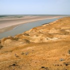 The journey then reaches the waters of the Amu Darya, a river of vital importance to Khorezm and the settlements that developed along Central Asia’s historic communication routes.