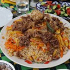 Lunch continues with plov, prepared with rice, beef, carrots and onions: one of the most representative specialities of Uzbek cuisine.
