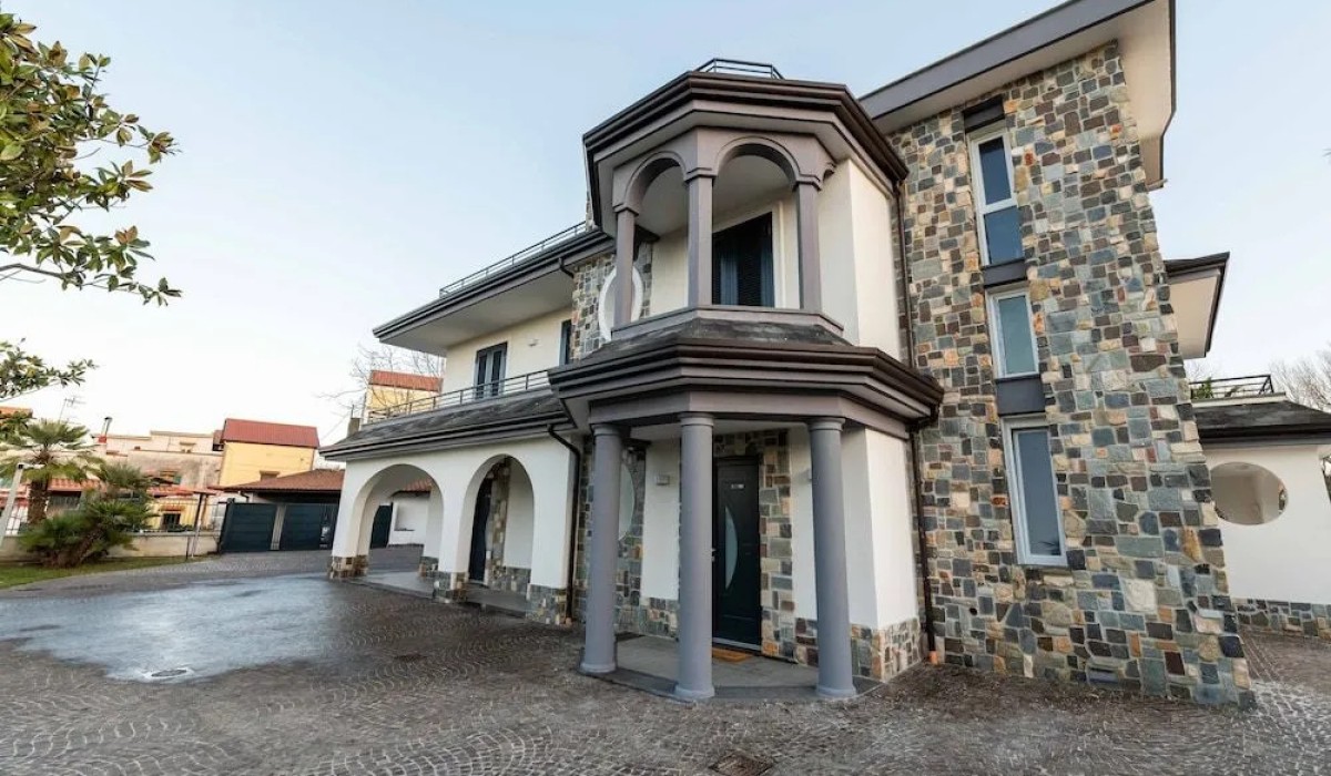8 Rooms Hotel - Immagine 2